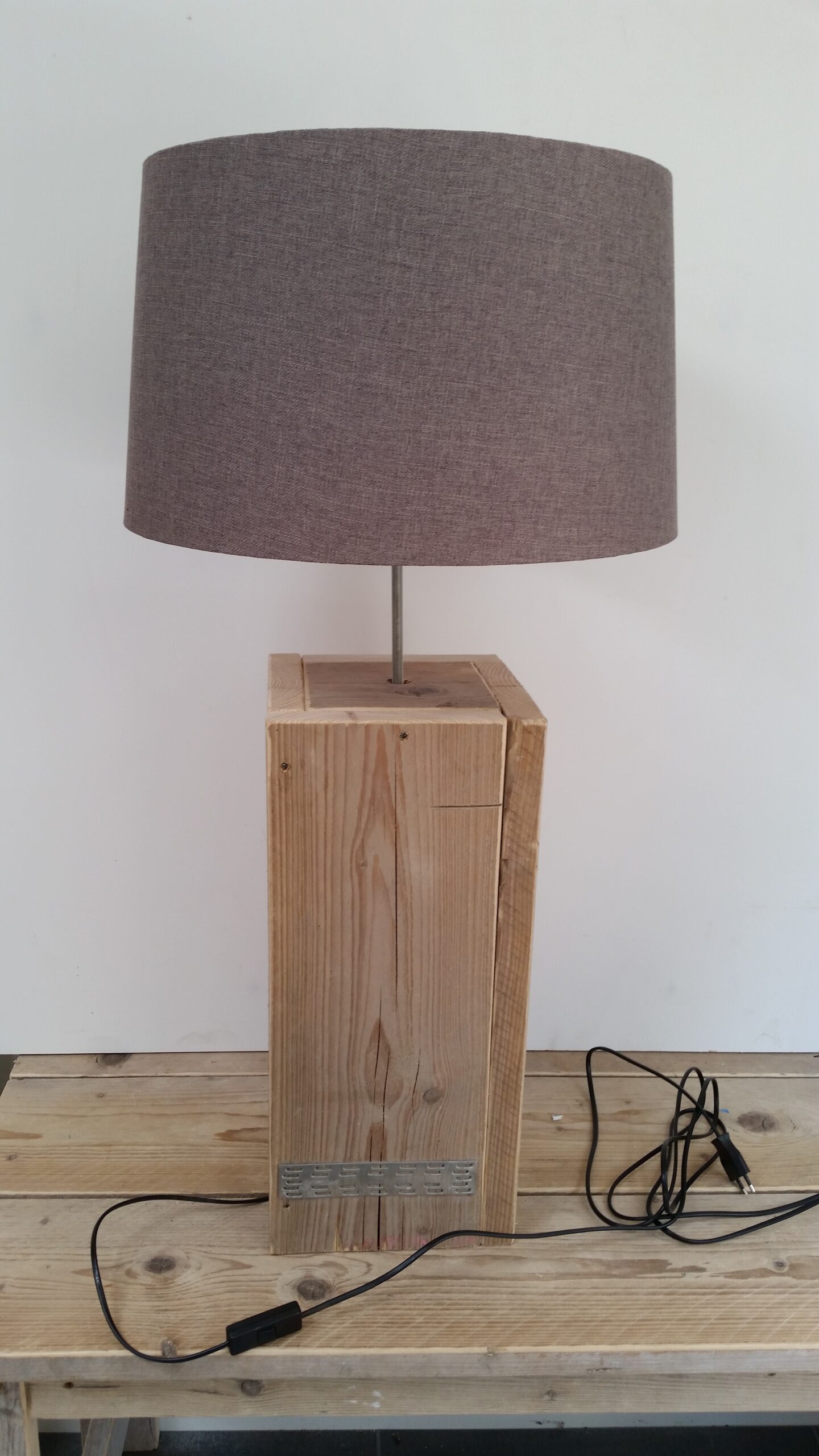 Vloerlamp, schemerlamp gebruikt steigerhout
