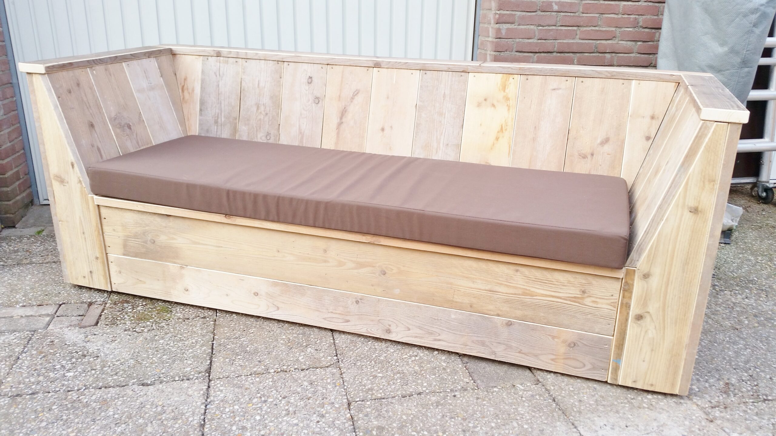 Loungebank schuine armleuningen steigerhout