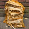 Ovengedroogd aanmaakhout in zak voor kachel en vuurschaal