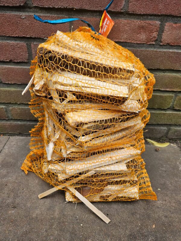 Ovengedroogd aanmaakhout in zak voor kachel en vuurschaal