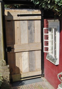 Poort gebruikt steigerhout