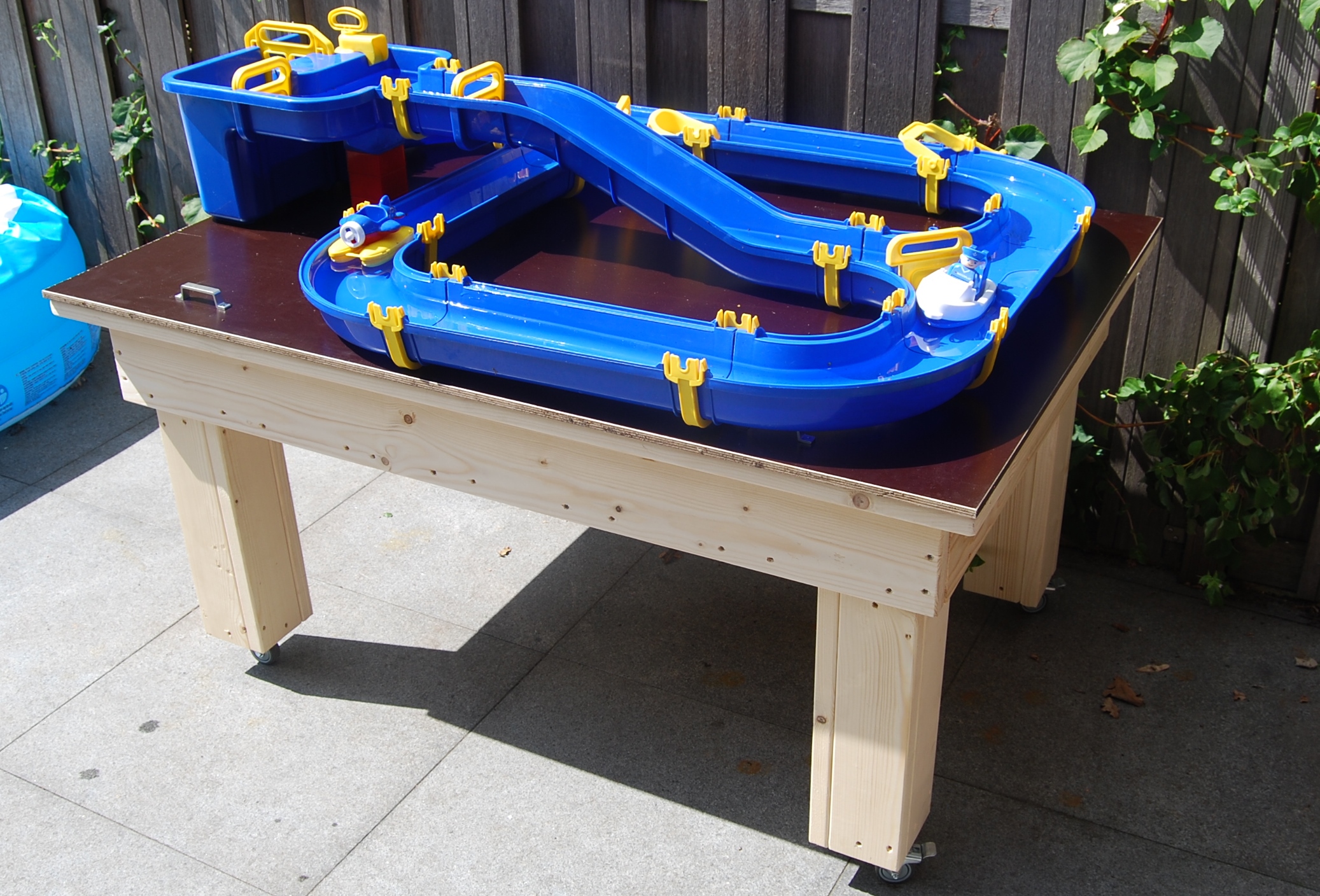 Zandtafel, tafel voor Aquaplay waterbaan steigerhout