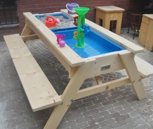 Picknicktafel met zand en watertafel steigerhout