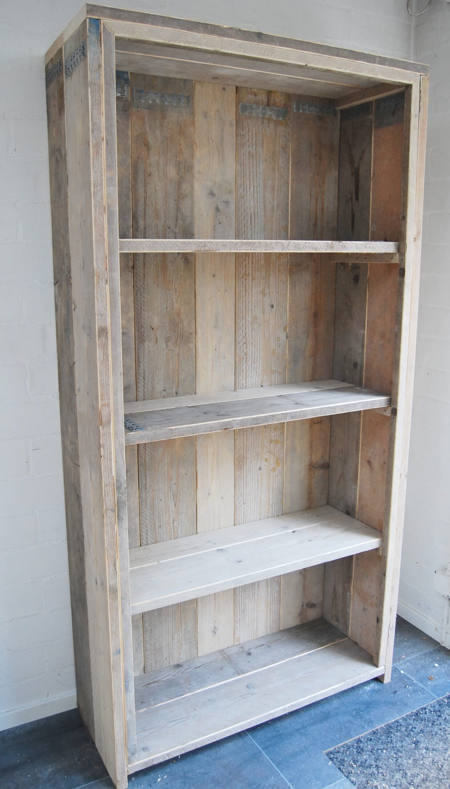 Boekenkast gebruikt steigerhout
