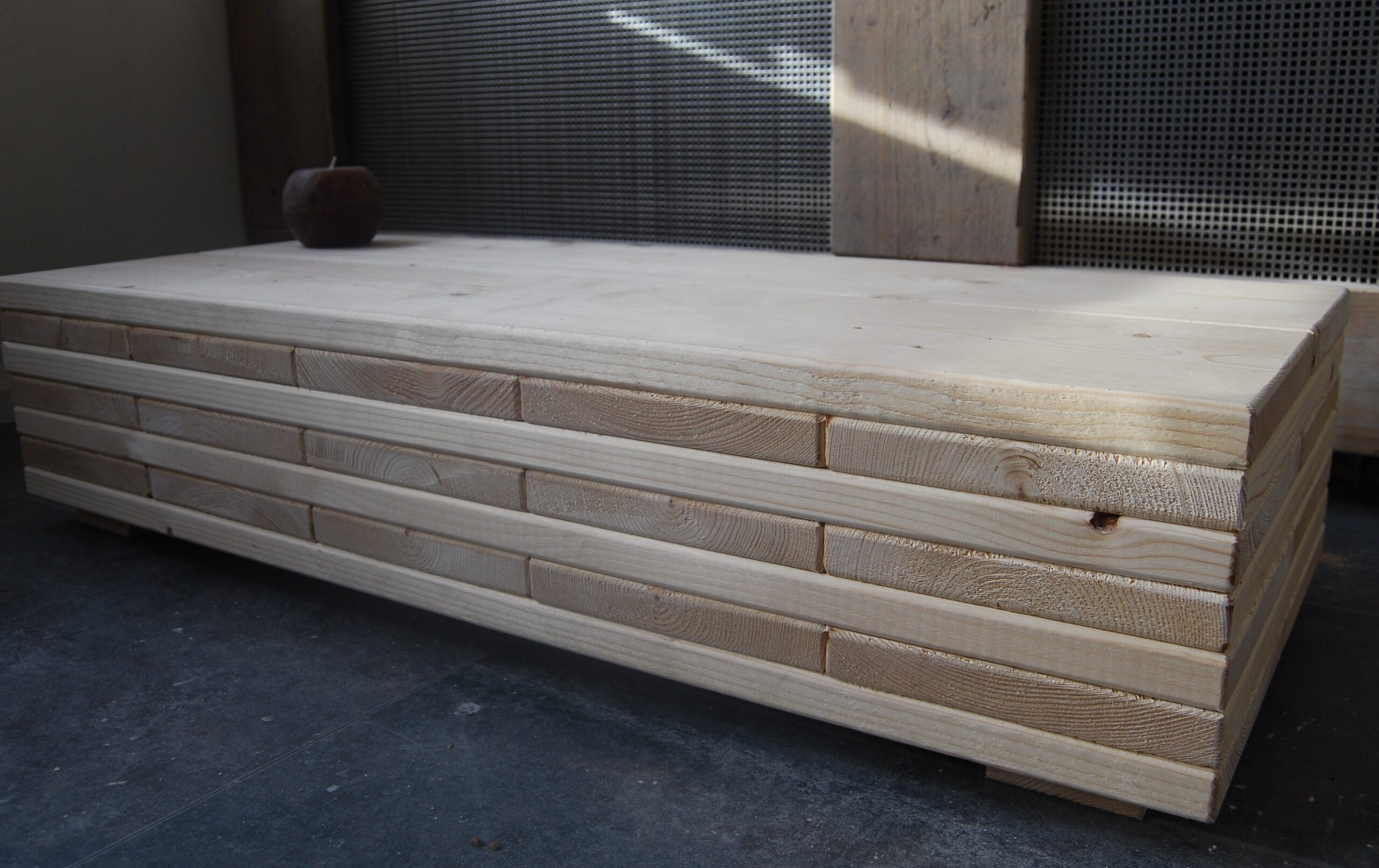 salontafel planken op elkaar gemonteerd