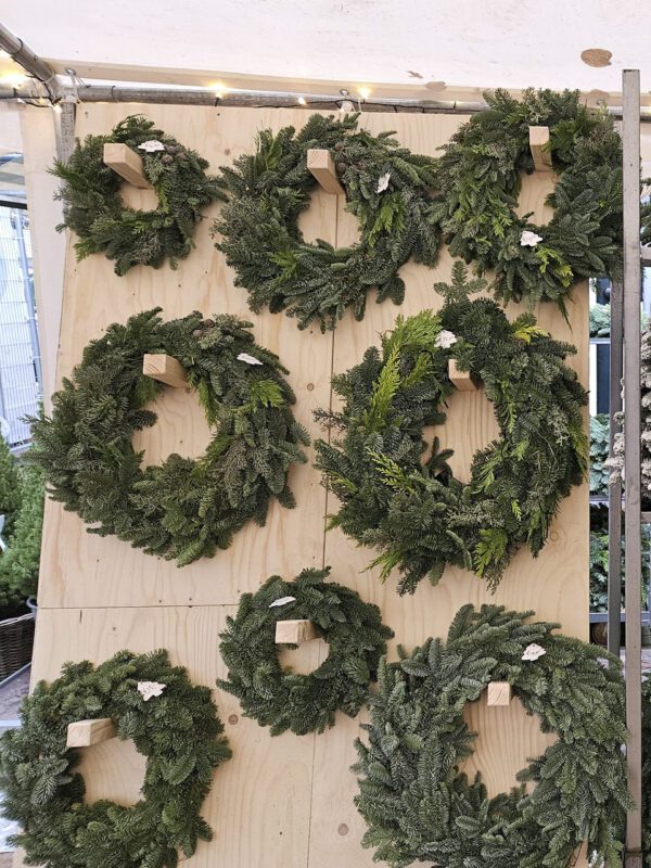 Kerstkransen deurkransen mix groen diverse maten lankreijer hilversum Klassieke mix groen en nobilis deurkrans hilversum