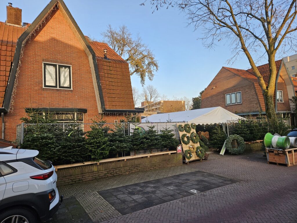 erstbomenwinkel Lankreijer aan de Cruquiusstraat 14 in Hilversum met kerstbomen, kransen en Easyfix service