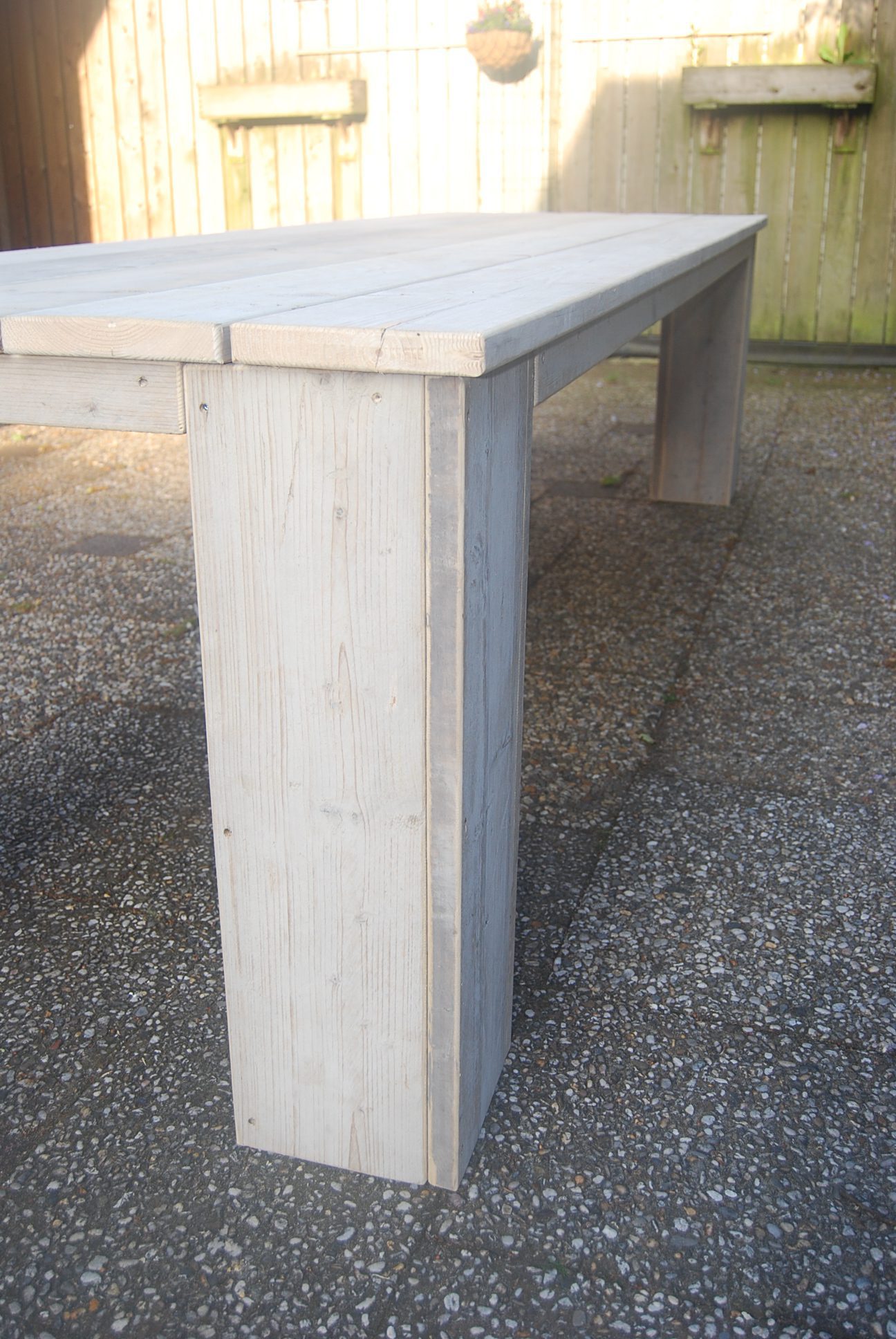Tafel gebruikt steigerhout met blokpoot