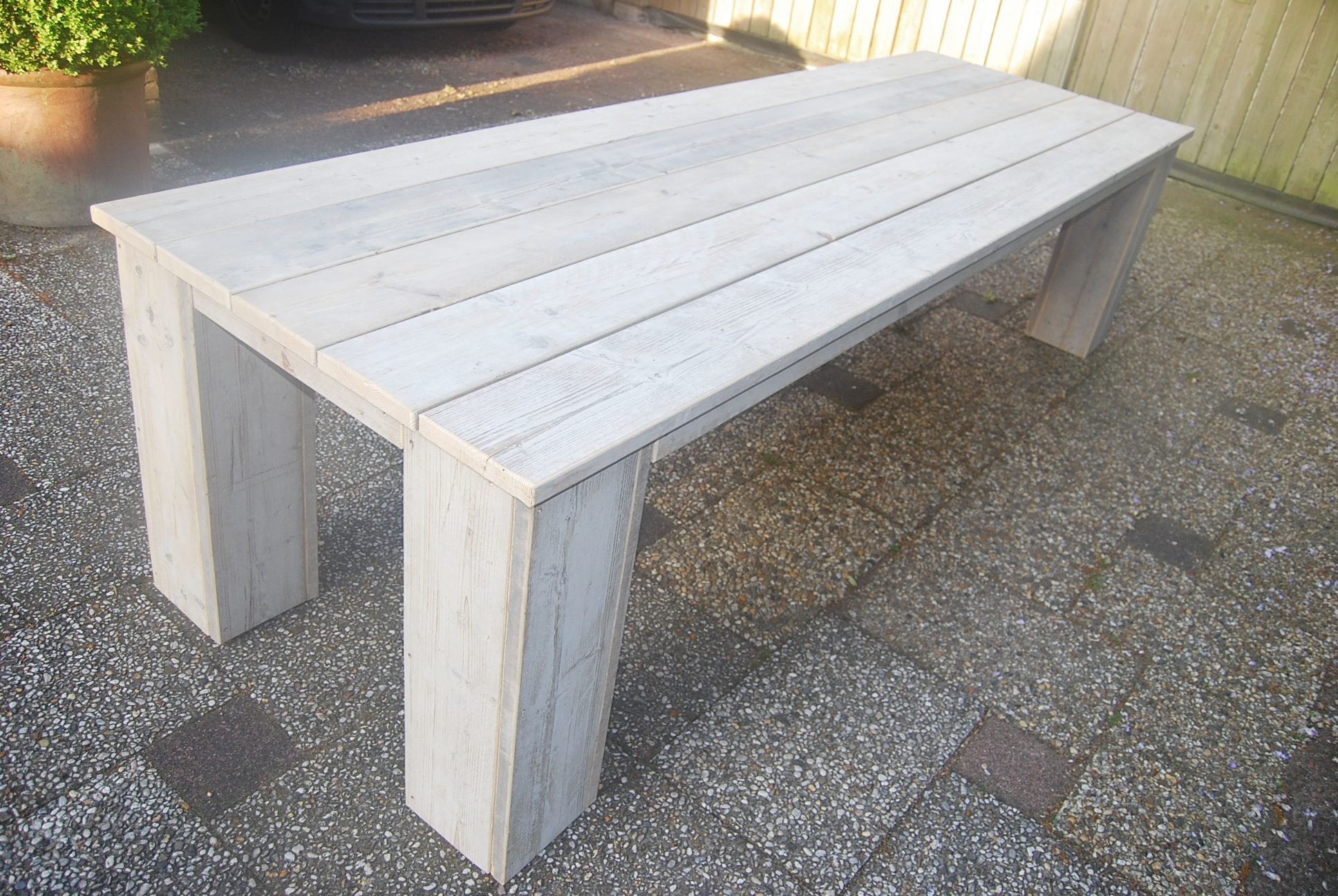 Tafel gebruikt steigerhout met blokpoot