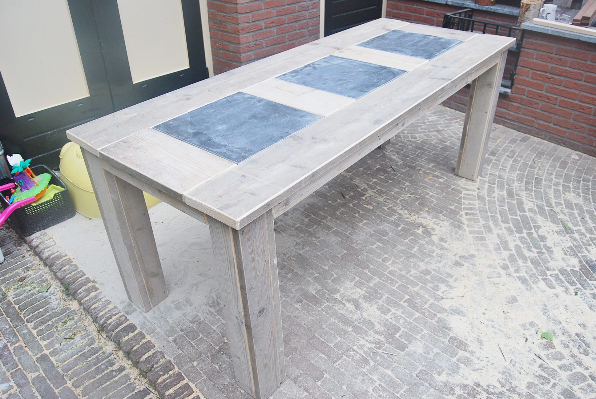 Tafel gebruikt steigerhout met natuursteen en blokpoten