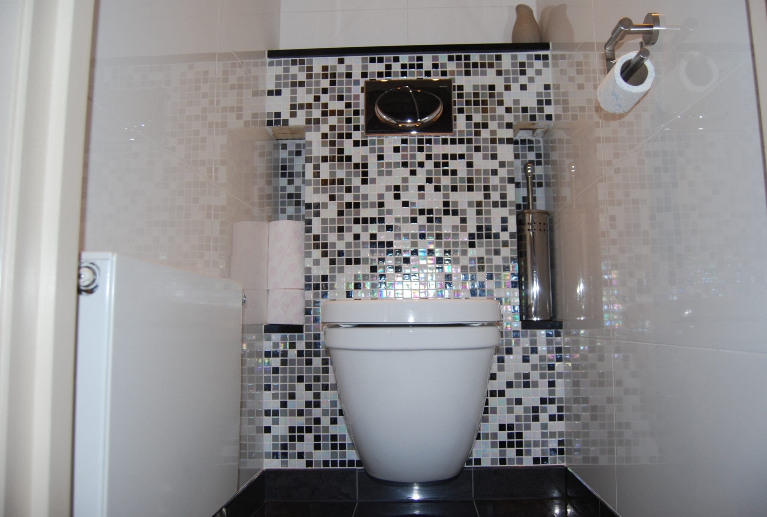 Toilet met mozaïek tegels, softclose wc-bril en designradiator
