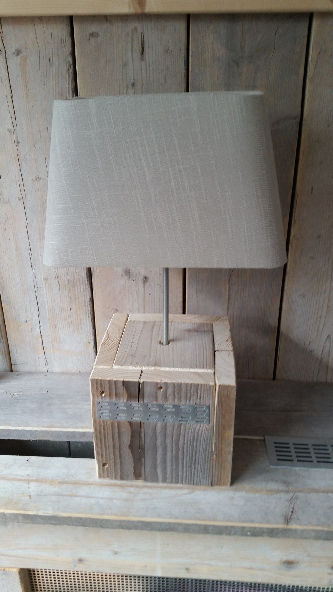 Vloerlamp, schemerlamp gebruikt steigerhout