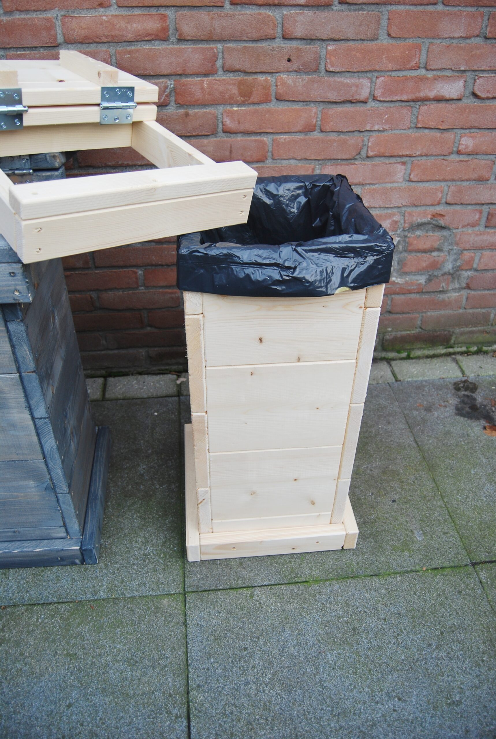 Vuilnisbak en prullenbak steigerhout