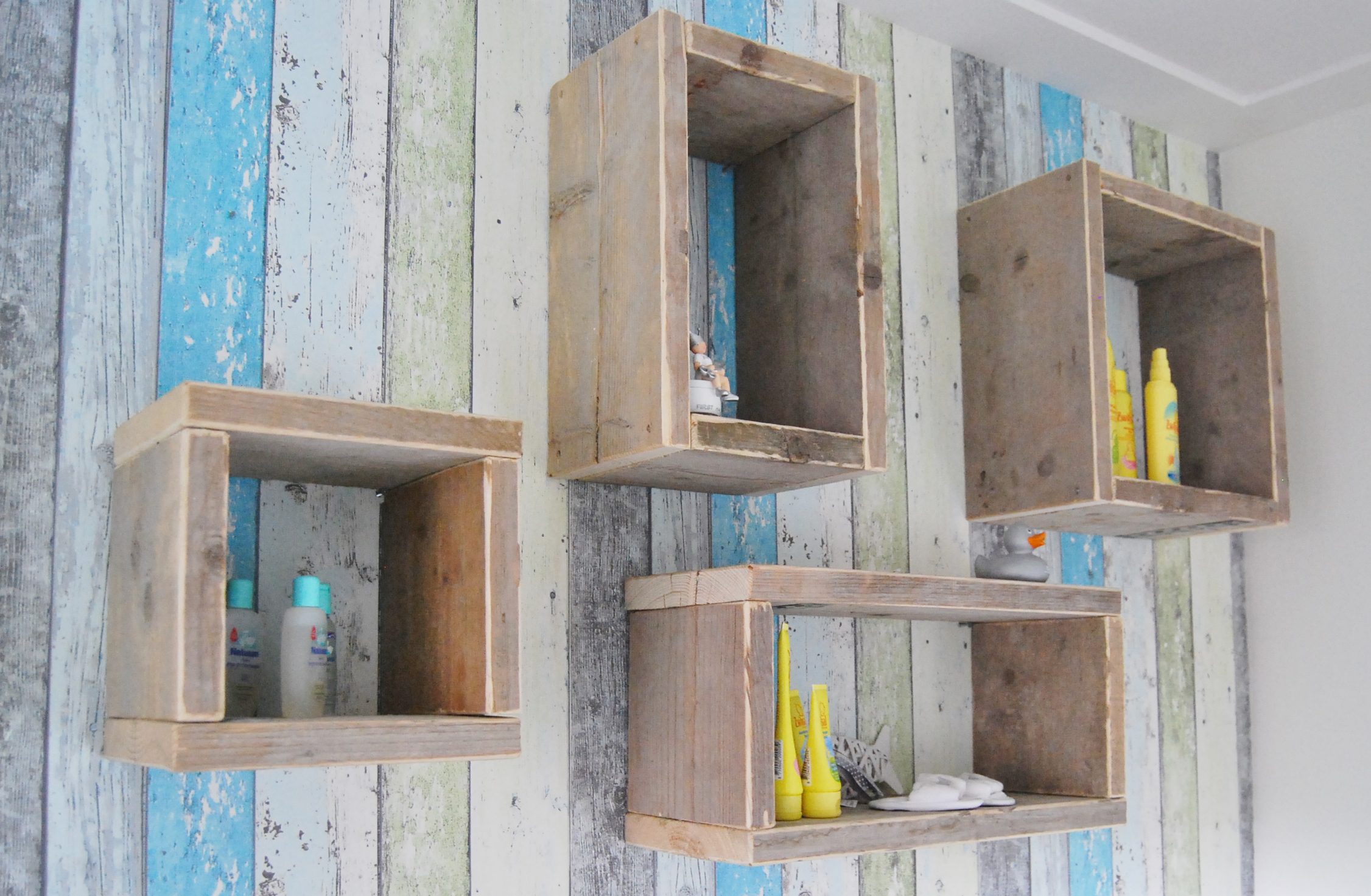 Wandkastjes boven commode oud steigerhout