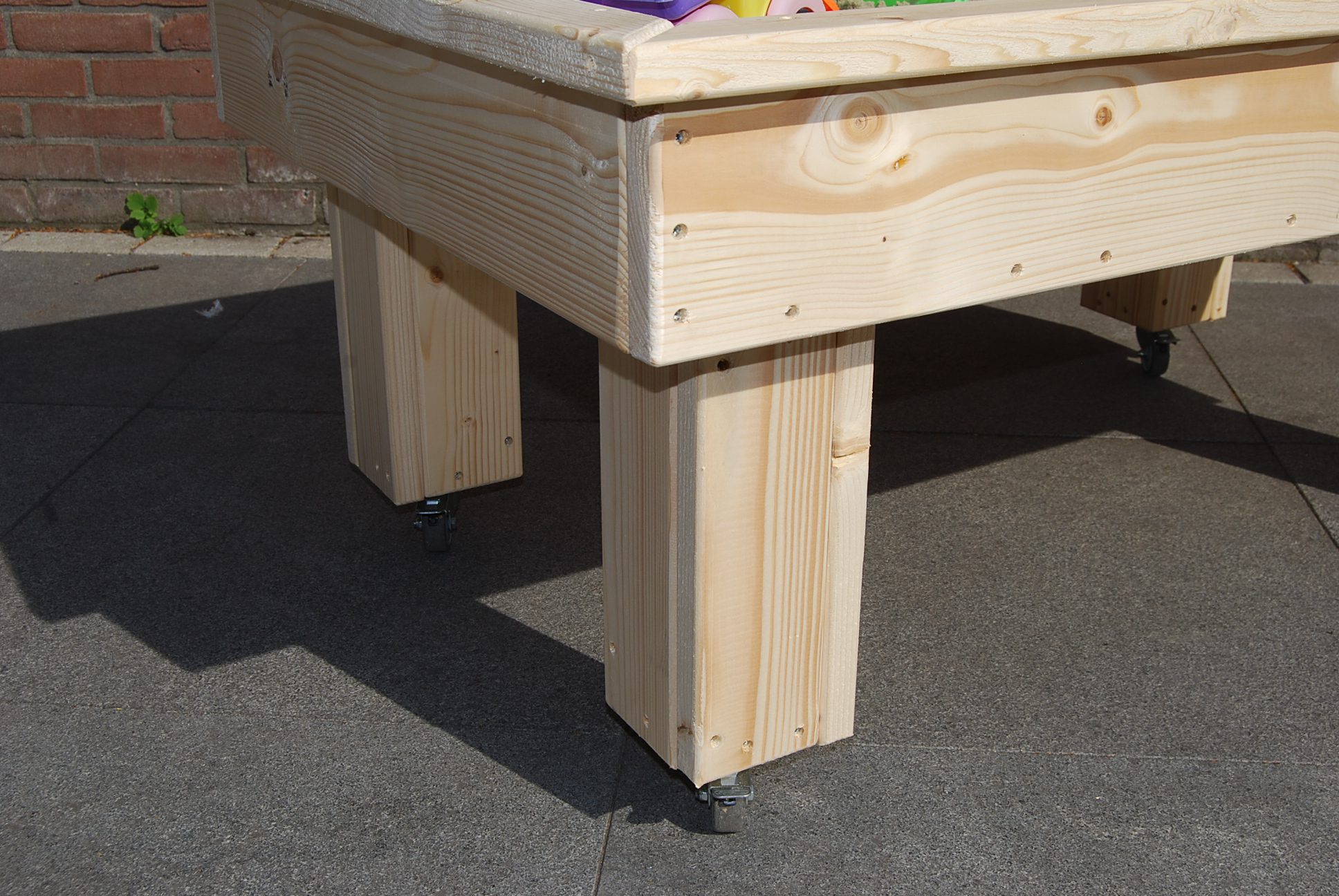Zandtafel of watertafel verrijdbaar wielen steigerhout